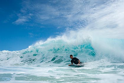 Body Boarder in Sandy Beach auf Oahu Hawaii
