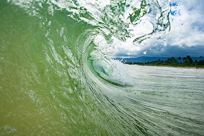 Shorebreak an Kailua Beach auf Oahu Hawaii