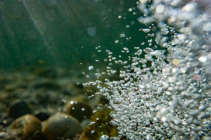 In der Isar, unterwasser, Luftblasen, Wildwasser München