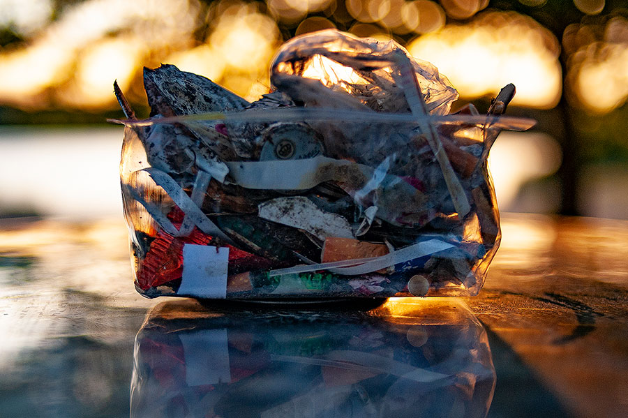 gesammelter Müll vom Seeufer im Abendlicht