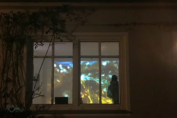 Kutscherhaus mit Projektion bei Dunkelheit