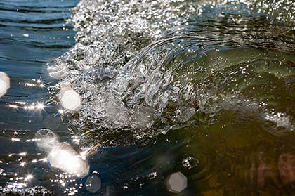 stehende Flusswelle an der Reichenbachbrücke