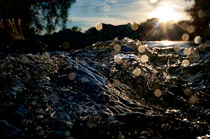 Wildwasser der Isar im Abendlicht