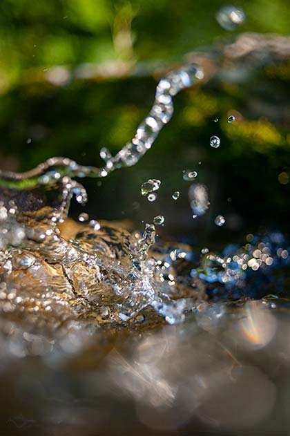 Wassertropfen erheben sich spritzend aus dem Wildwasserfluß am Flaucher