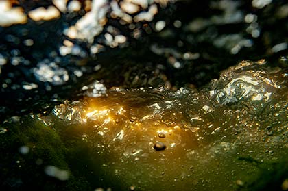 Unter der Oberfläche im Fluß das wilde Wasser der Isar