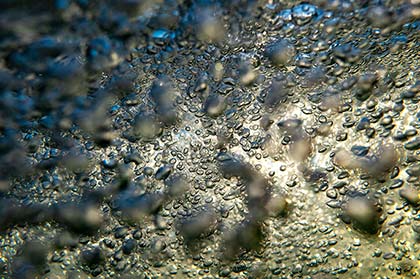 Luftblasen im Wildwasser der Isar