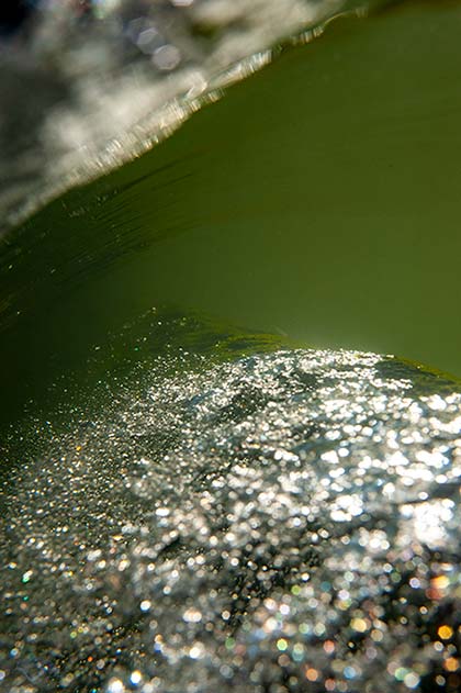 Unterwasseransicht von einem Wehr und demhinabströmenden Fluss